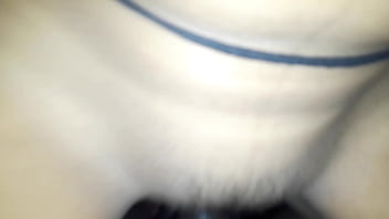Хрупкая брюнеточка с толстый сисяндрой лобызает ухажеру перед камерой