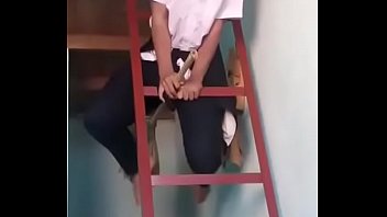 Девушка разыгрывает ножки в синем кресле и мастурбирует писю пальцами